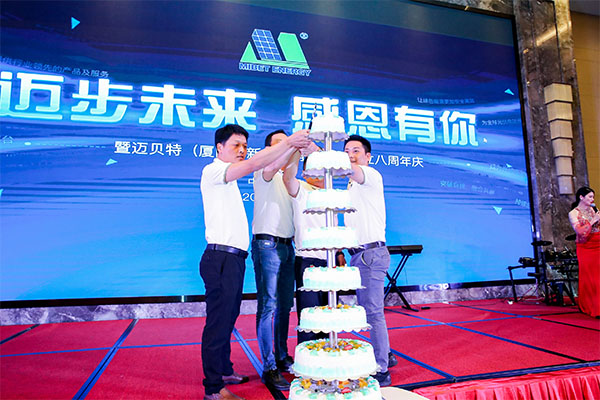 切蛋糕.jpg 切蛋糕.jpg