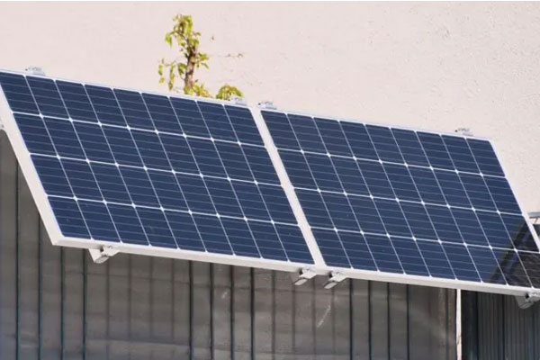 陽臺(tái)欄桿上安裝的光伏太陽能系統(tǒng)