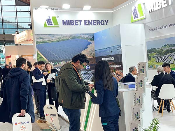 邁貝特意大利展展位-參展客戶(hù)在了解產(chǎn)品