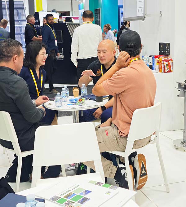 參觀者了解邁貝特產品